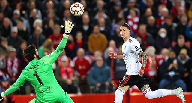 本菲卡绝杀里昂,卡瓦尼乌龙送礼英超 本菲卡绝杀里昂,卡瓦尼乌龙送礼英超